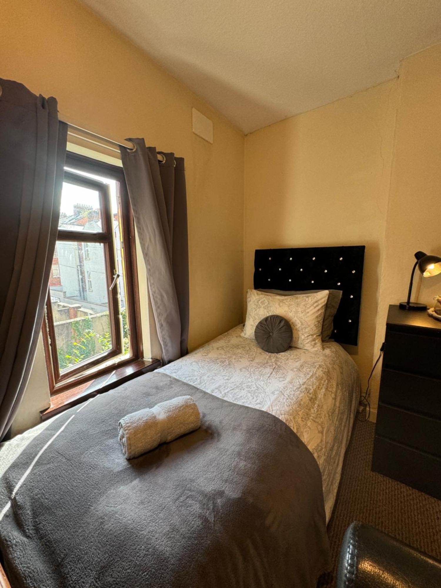 House In Antrim Road Hotel Belfast Eksteriør billede